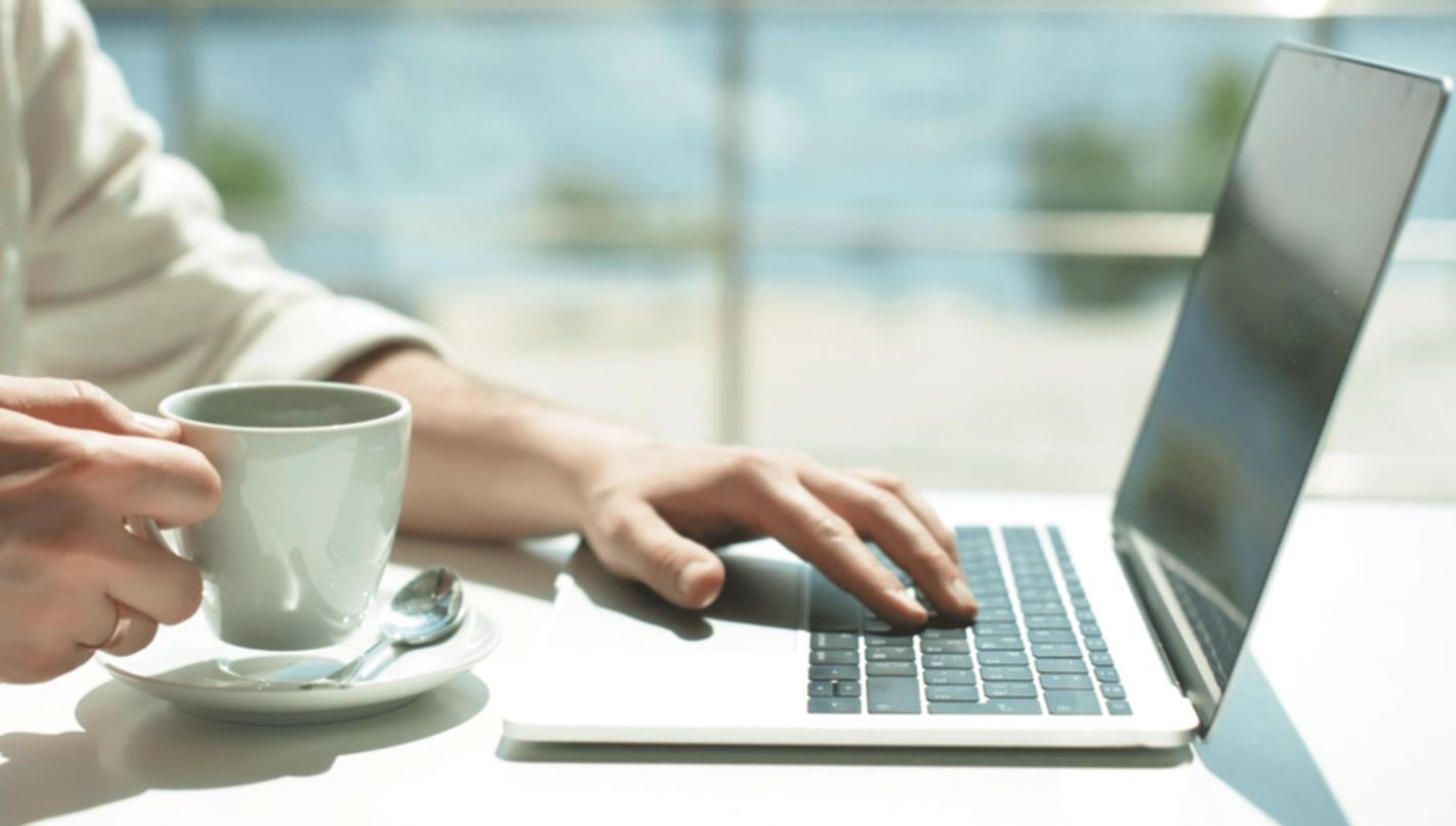 Dashboard d'analytics montrant l'évolution du trafic organique