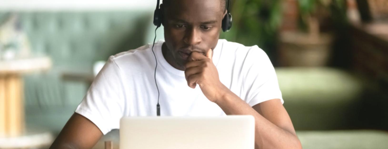 Interface d'analyse SEO montrant les graphiques de performance et les métriques de trafic organique