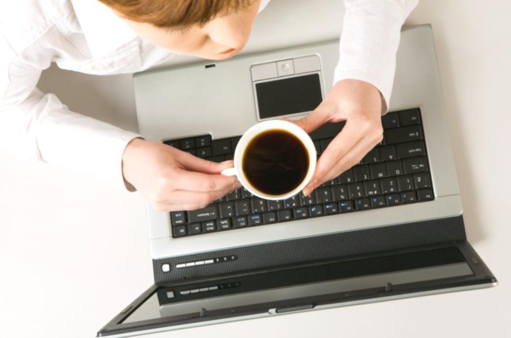 Professionnel analysant des données SEO sur plusieurs écrans