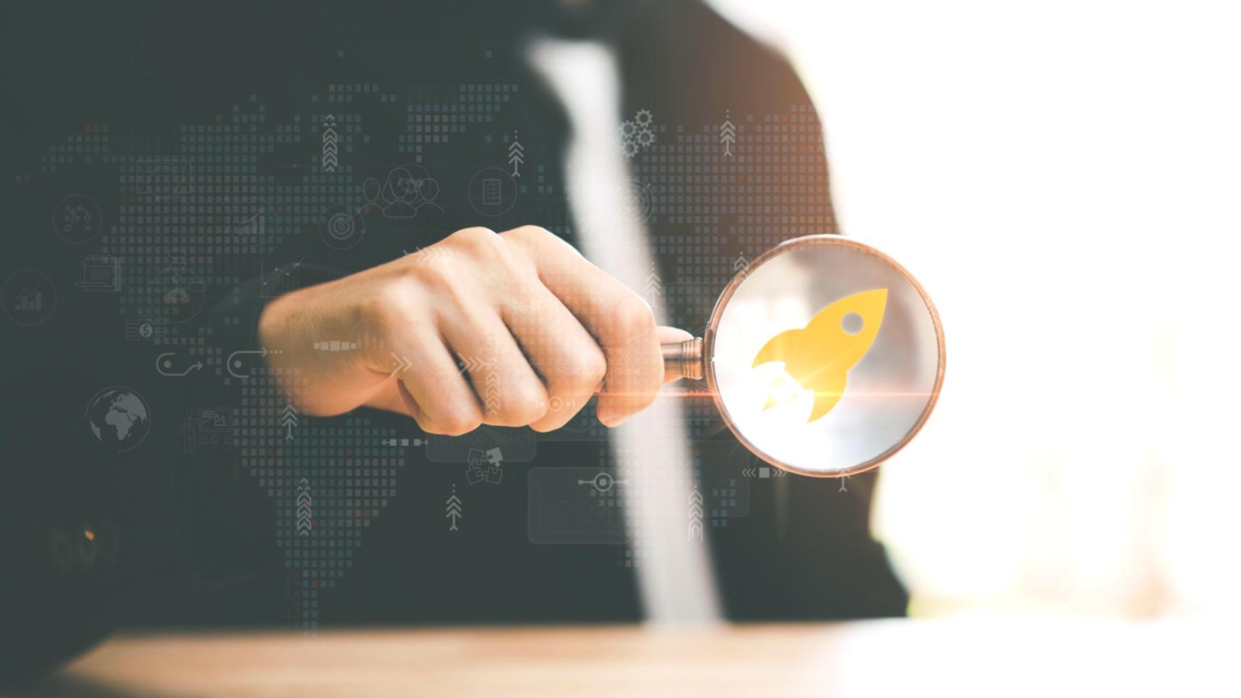 Tableau de bord d'outils d'analyse SEO affichant les données de mots-clés et les métriques de backlinks