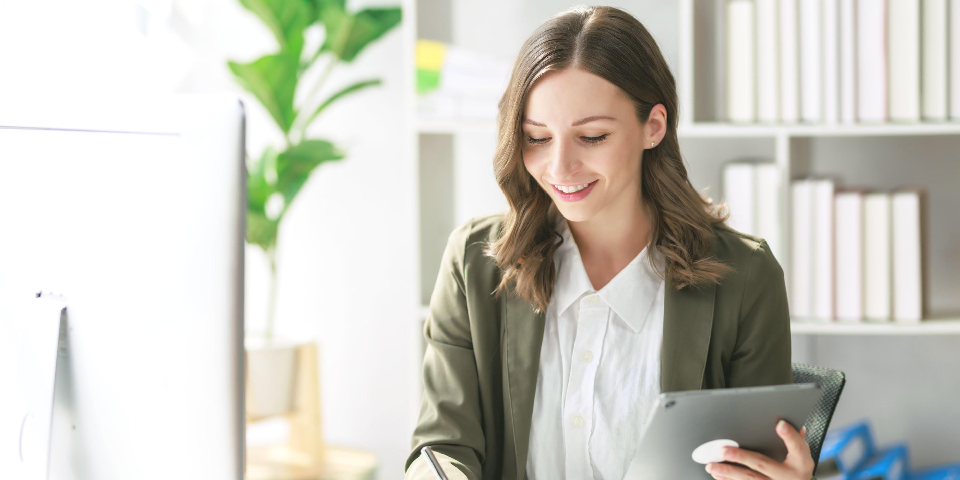 Étudiant analysant des données SEO sur un écran d'ordinateur